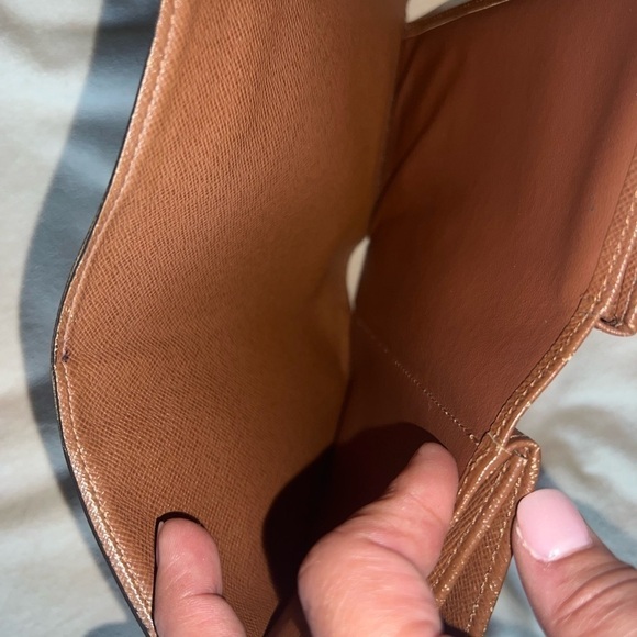 Louis Vuitton wallet with many features. - Picture 12 of 13